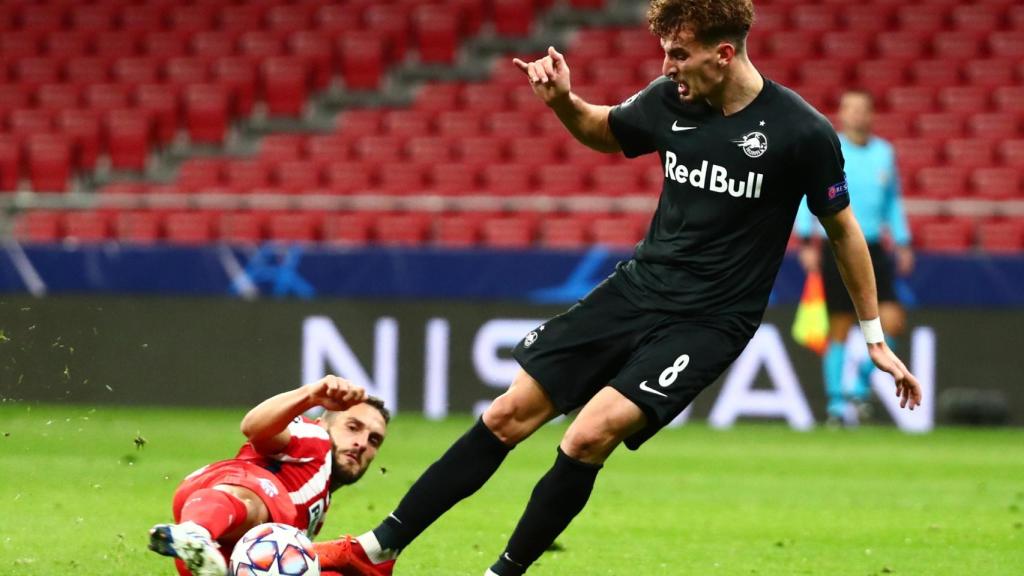 Koke peleando un balón ante el Salzburgo