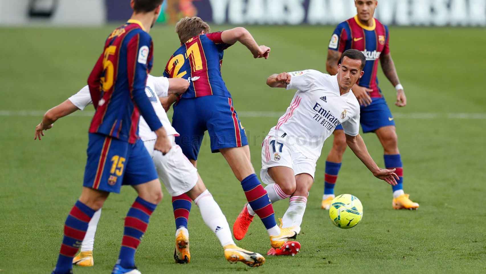 Lucas Vázquez corta una jugada del Barça