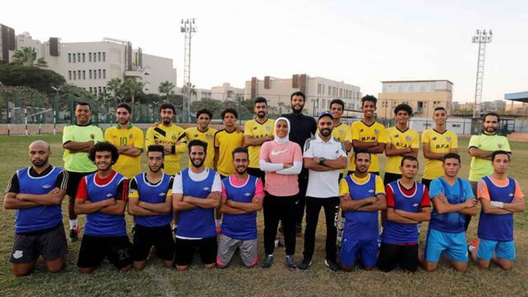 Faiza Heidar, junto a su equipo de la Cuarta División de Egipto