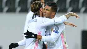 Casemiro celebra con Sergio Ramos su gol en la Champions League