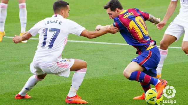Lucas Vázquez defiende a Messi