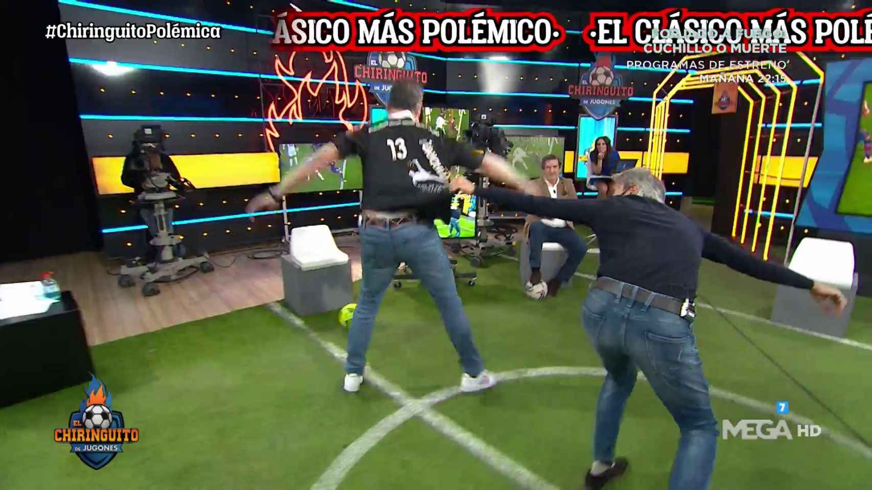 Tomás Roncero y el 'Lobo' Carrasco escenifican el penalti de Lenglet a Sergio Ramos