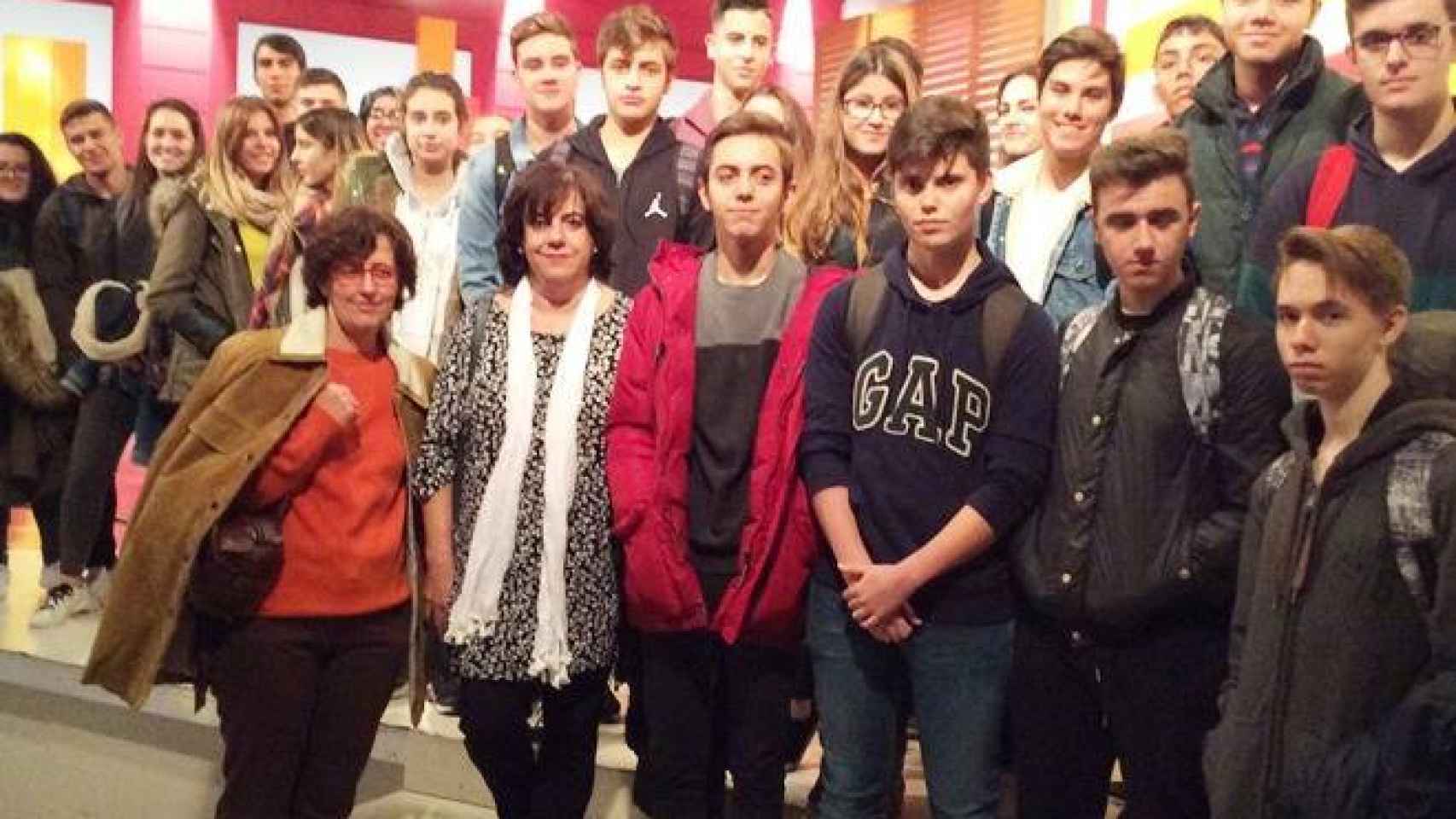 Imagen de archivo de Gracia Palomo (con pañuelo blanco) con un grupo de alumnos del IES Alfonso X de Toledo