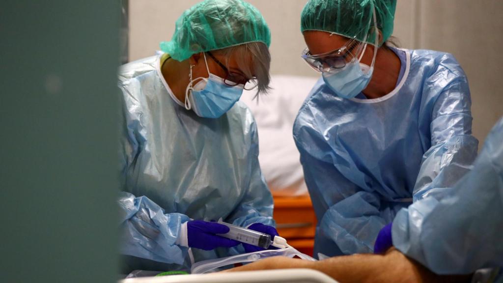 Dos sanitarias trabajando durante la pandemia de coronavirus. Efe