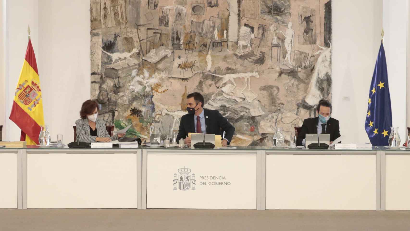 Pedro Sánchez, entre sus vicepresidentes Carmen Calvo y Pablo Iglesias, en el Consejo de Ministros.