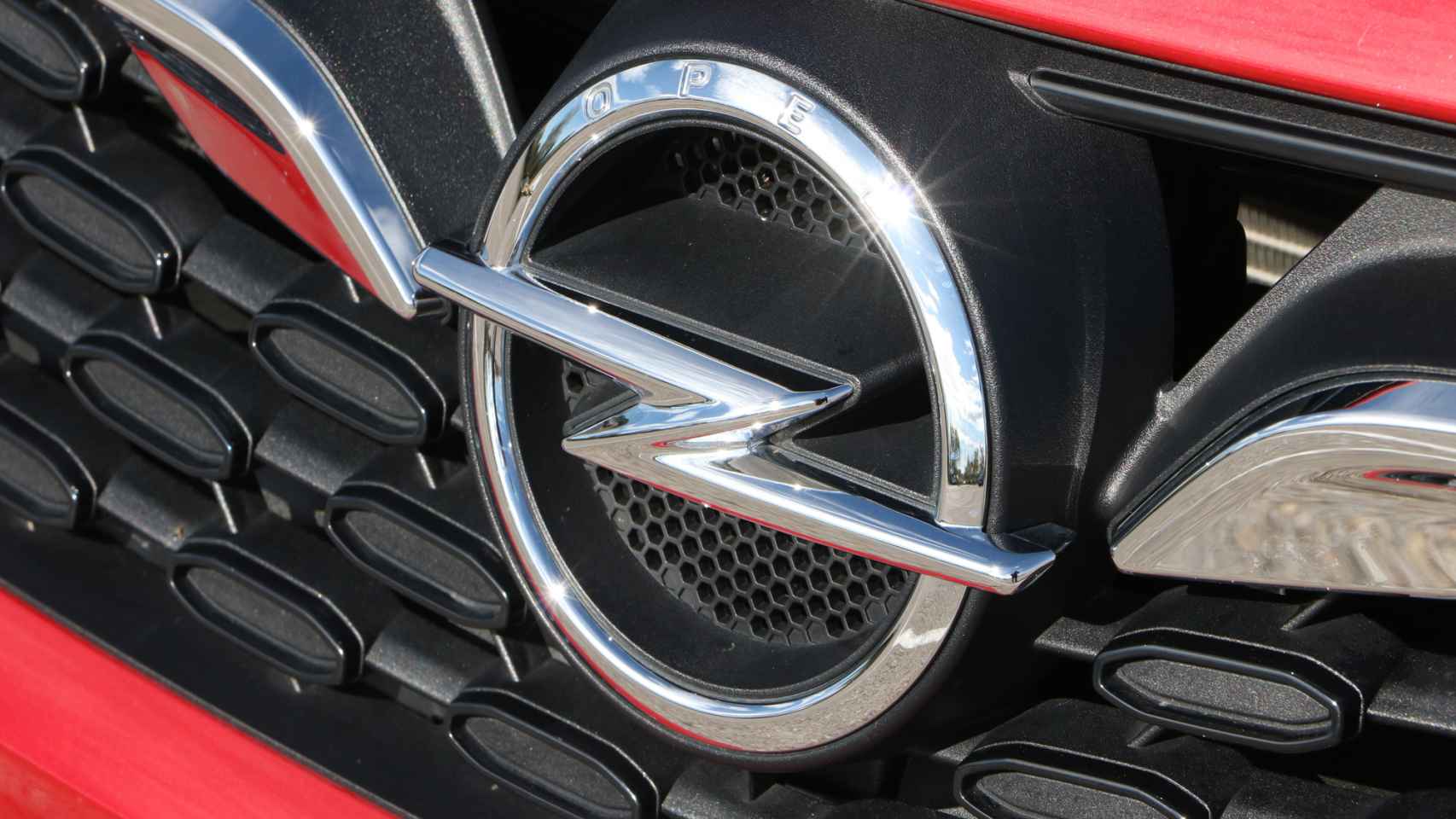 Emblema de Opel en el frontal del Astra, que recibe un nuevo diseño.