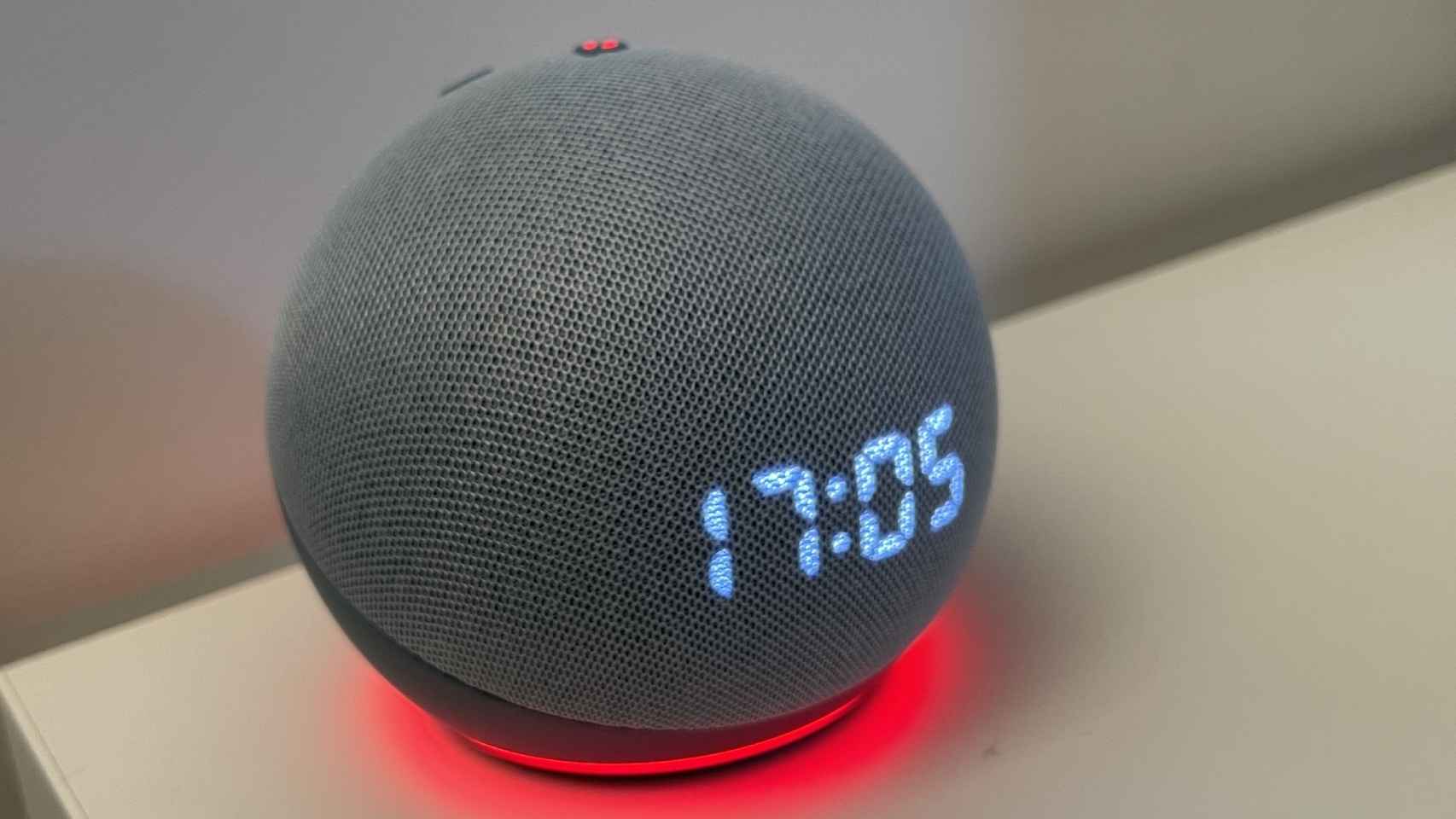 Amazon Echo Dot con reloj.