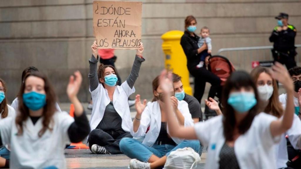 Varios MIR manifestándose en la calle.