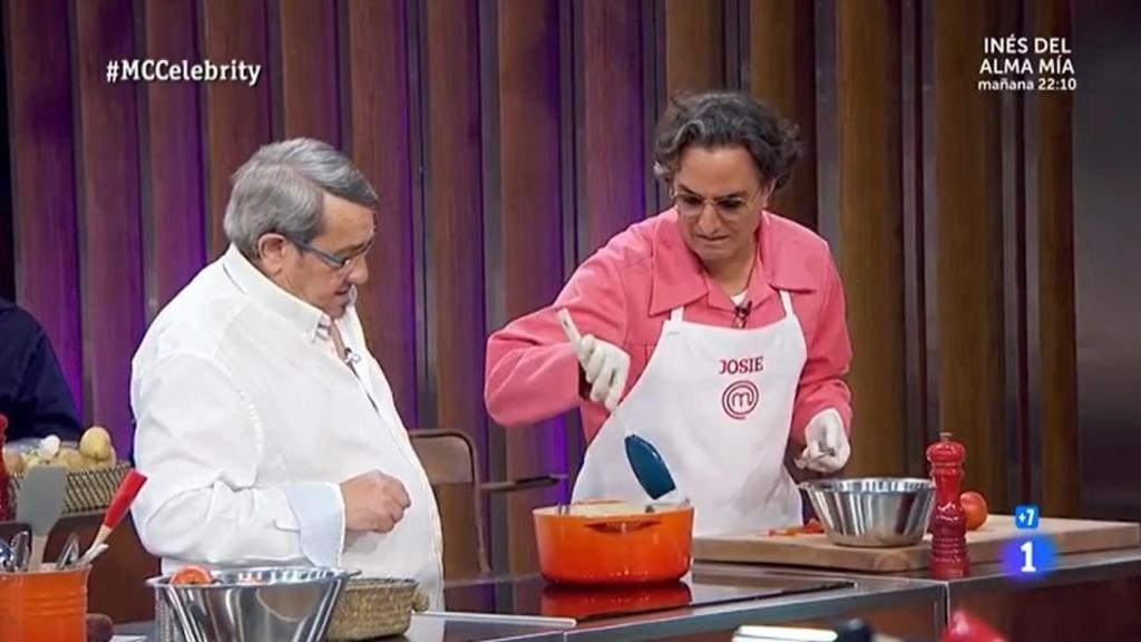 Josie junto al chef senior en 'MasterChef Celebrity'.