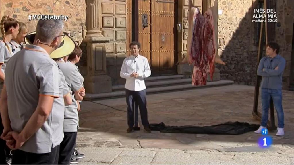 El cerdo abierto en canal en la prueba de exteriores.