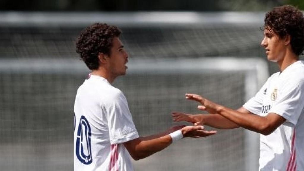 Carles Llario y Raúl Dacosta, durante un partido de pretemporada del Juvenil A