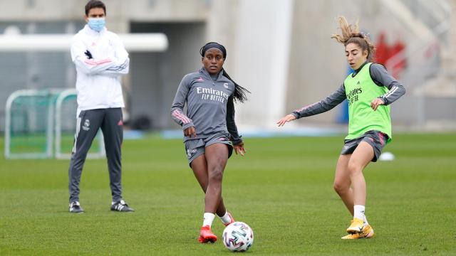 Chioma Ubogagu y Olga Carmona, durante un entrenamiento del Real Madrid Femenino