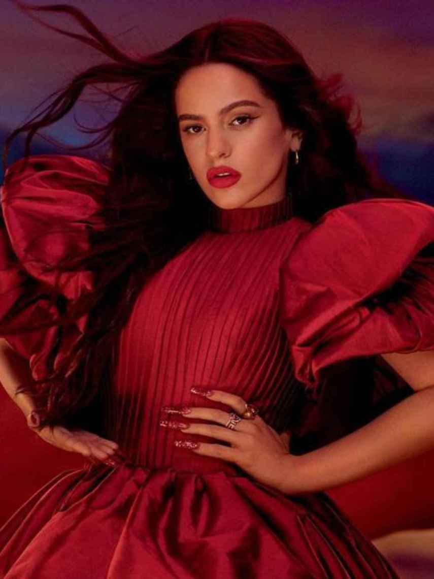 Rosalía, posando para su anuncio de MAC Cosmetics.