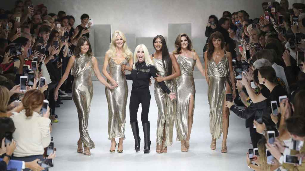 LAs 'top model' de los 90, Carla Bruni, Claudia Schiffer, Naomi Campbell, Cindy Crawford y Helena Christensen junto a Donatella Versace.