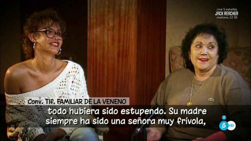La Veneno junto a su madre en una entrevista para Telecinco.
