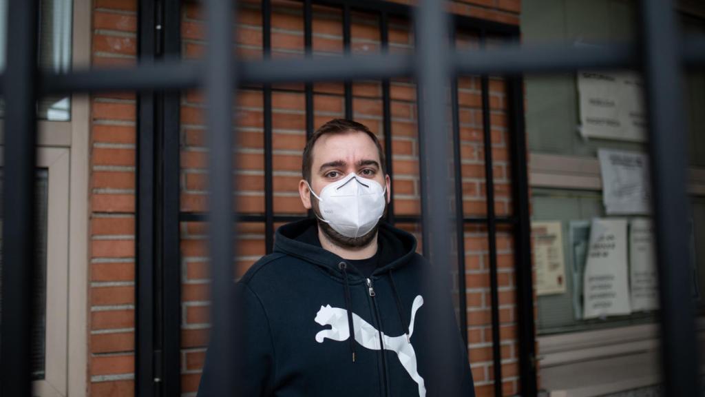 Sergio, de 30 años, ha logrado cita presencial después de dos meses.