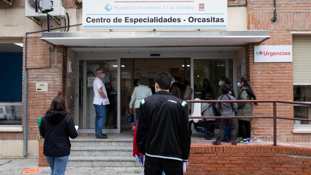 Las colas de pacientes, este miércoles, en el Centro de Salud Orcasitas.