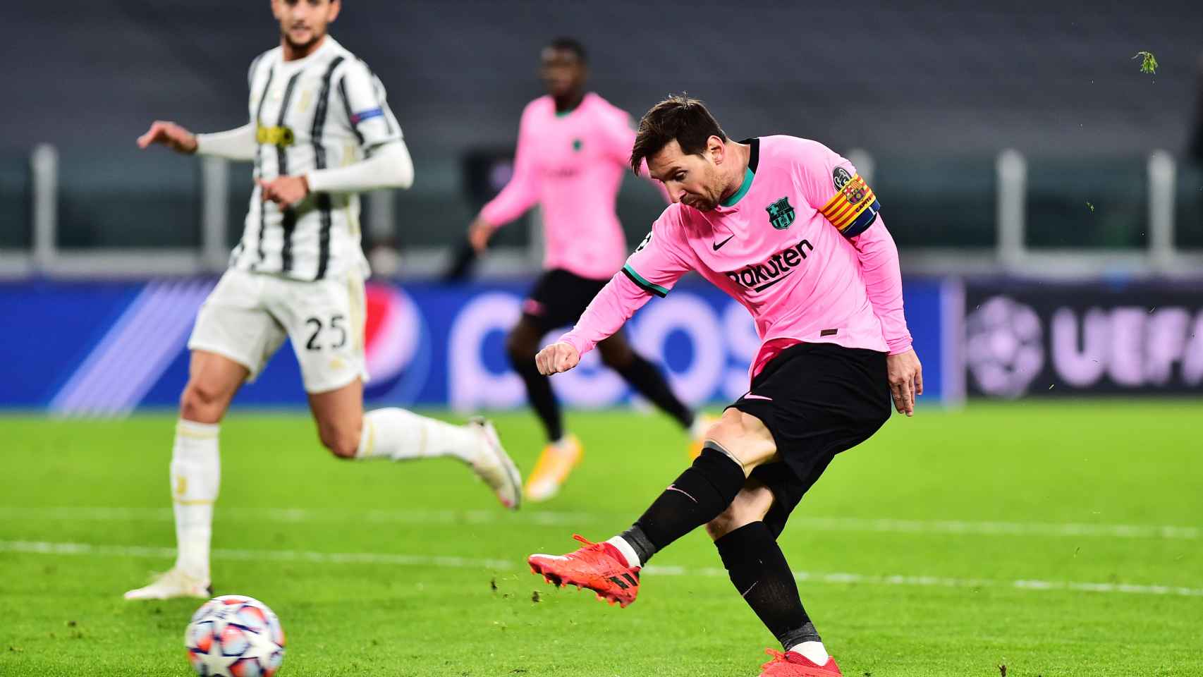 Messi tirando el penalti con el Barça ante la Juventus