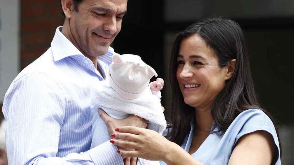Begoña Villacís y Antonio Suárez-Valdés con Inés entre sus brazos.