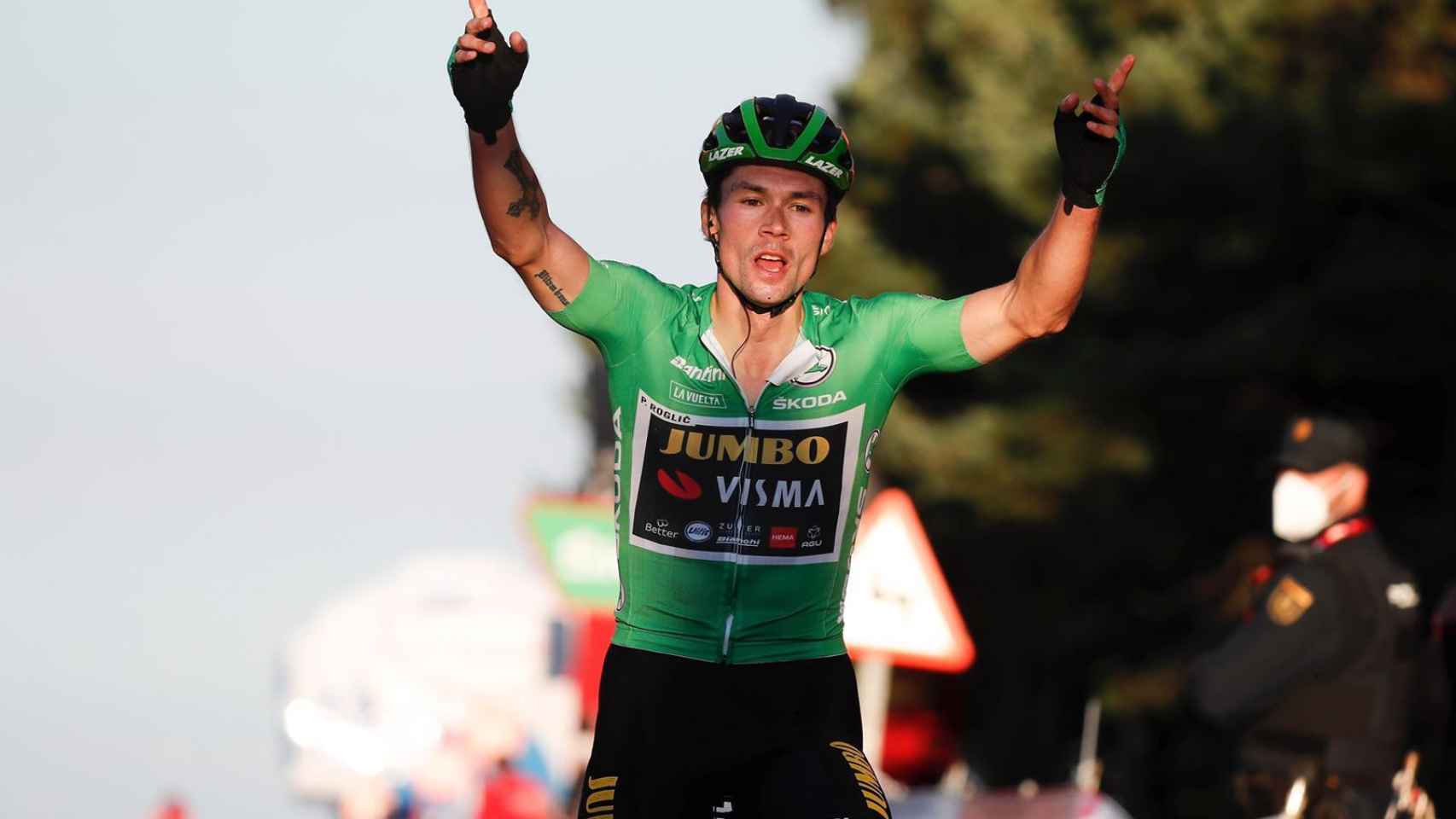 Primoz Roglic celebra la victoria en la etapa 8 de La Vuelta