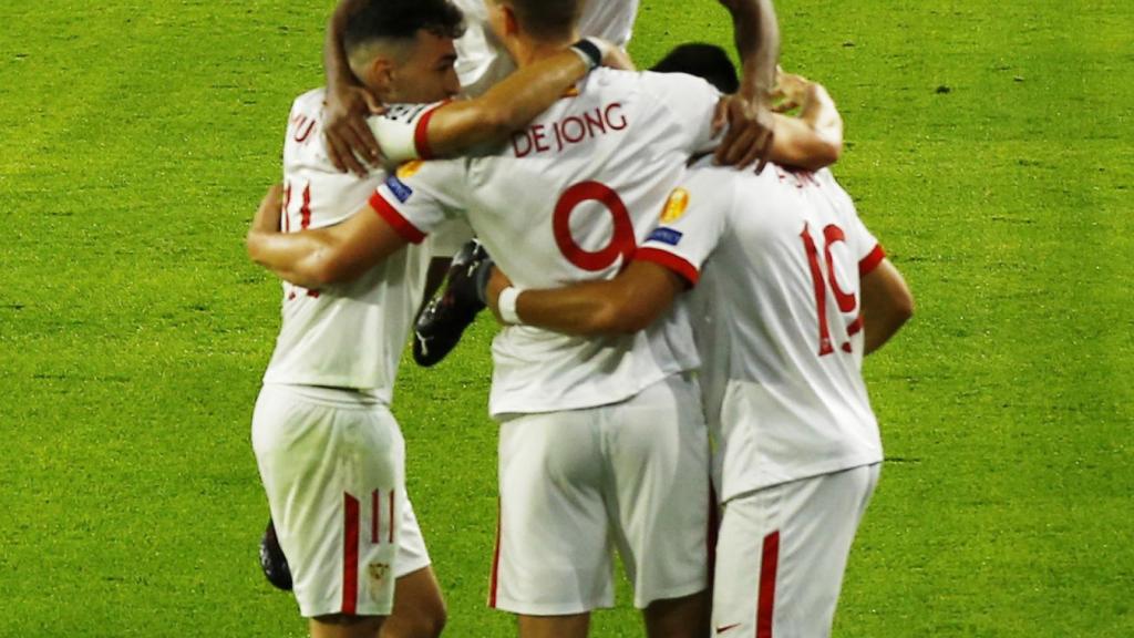 Piña de los jugadores del Sevilla para celebrar el gol de Luuk de Jong en la Champions League