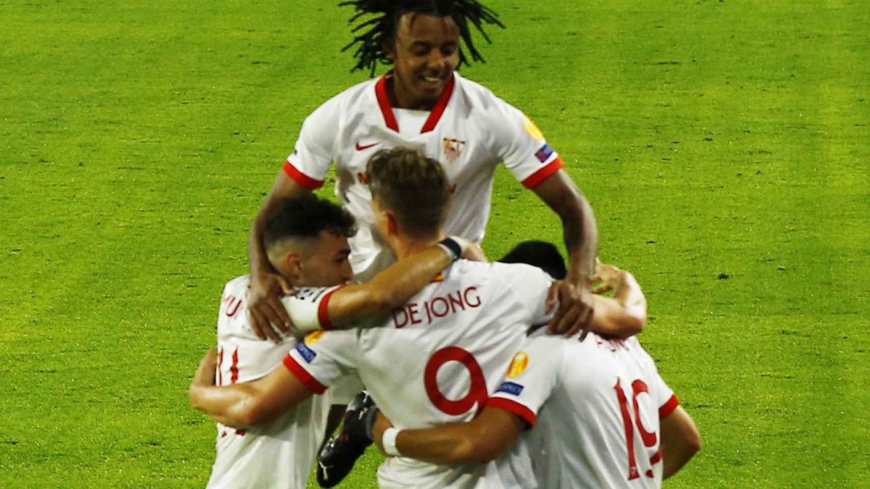 Piña de los jugadores del Sevilla para celebrar el gol de Luuk de Jong en la Champions League