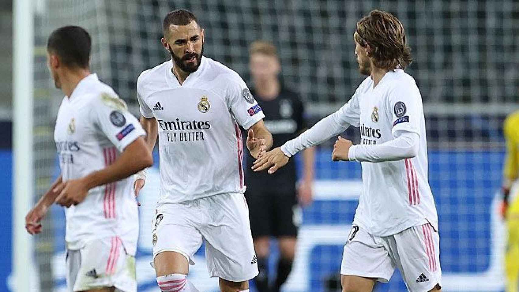 Benzema y Modric celebran el gol del Real Madrid ante el Borussia Mönchengladbach en la Champions League