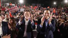 Ximo Puig y Pedro Sánchez, en un acto de campaña electoral. EE