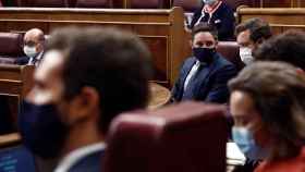 El presidente del PP, Pablo Casado y, al fondo, el de Vox, Santiago Abascal, en una imagen del Congreso.