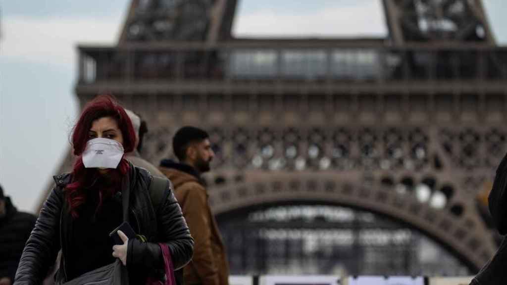 Una mujer usando mascarilla en París.
