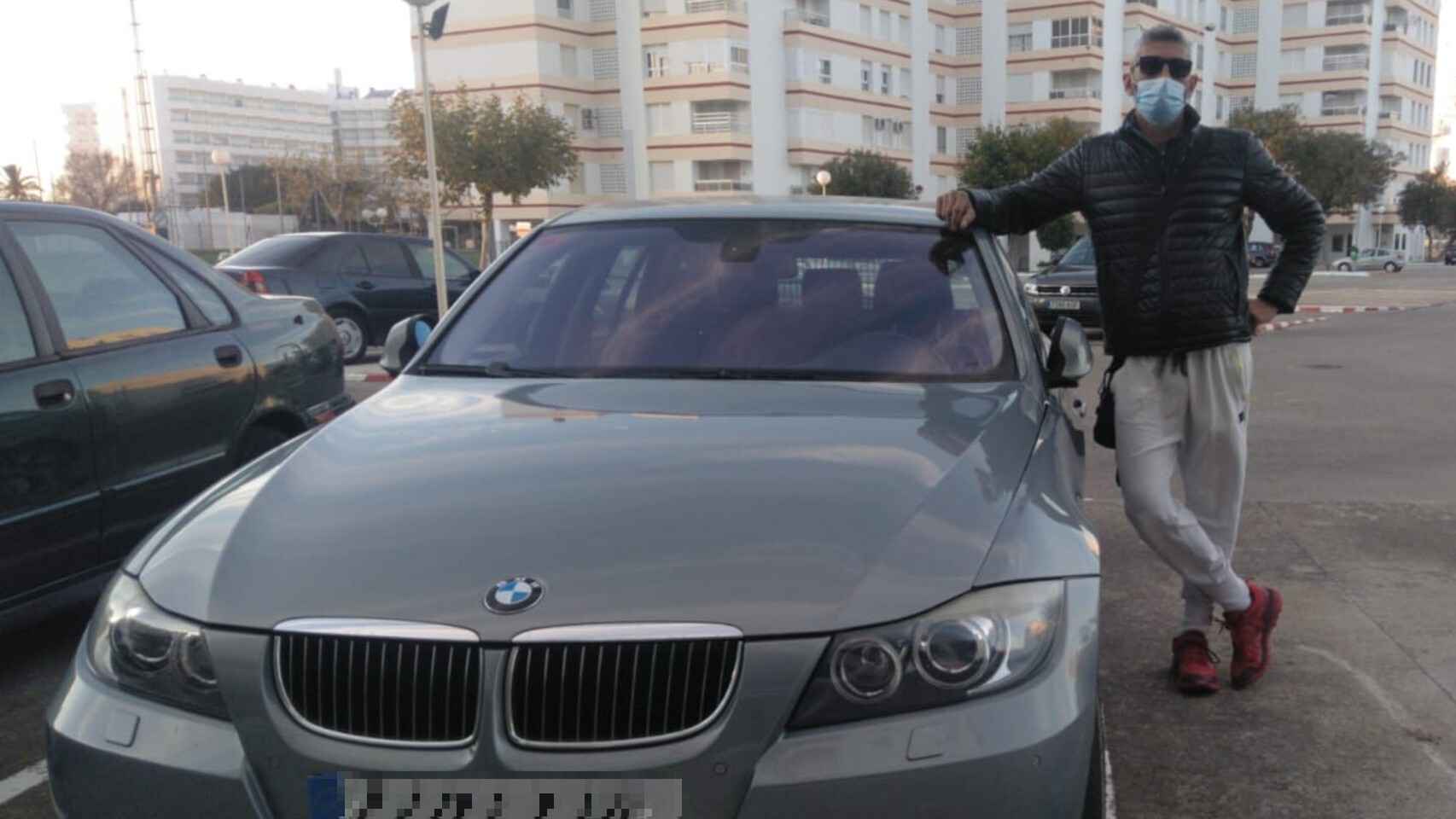 Israel Jiménez, junto al coche diésel que vende en Puerto Real (Cádiz).