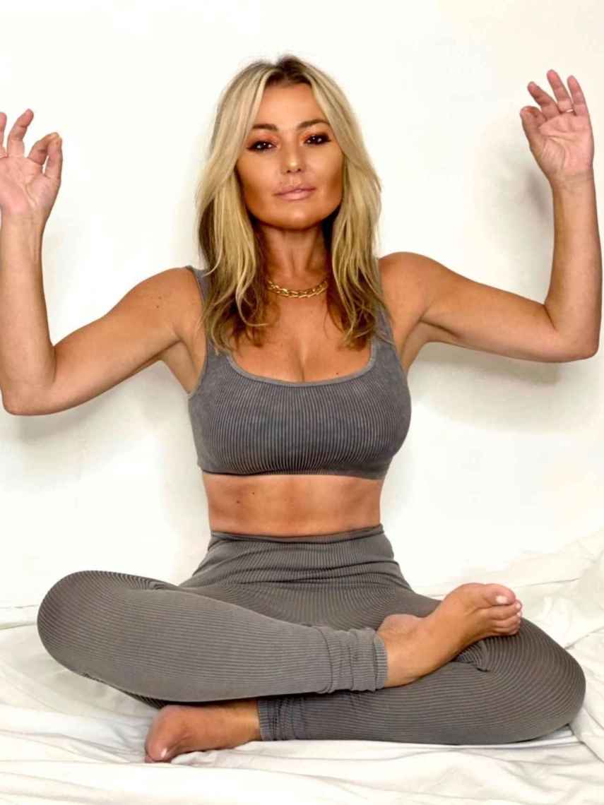 La cantante se ha aficionado al yoga porque además de hacer ejercicio le ayuda a calmarse.