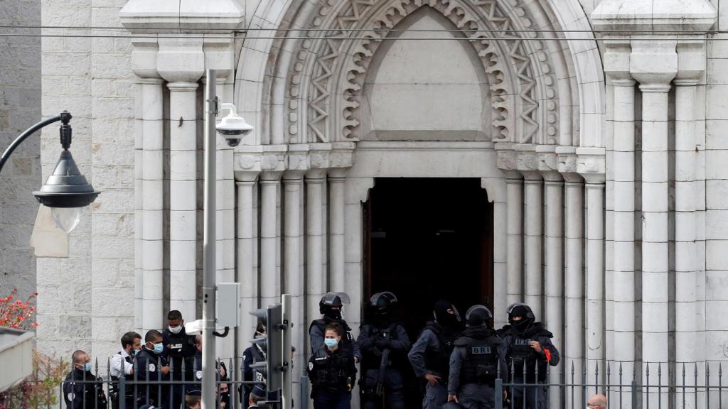 El coche de policía delante de la iglesia donde se ha producido el ataque.