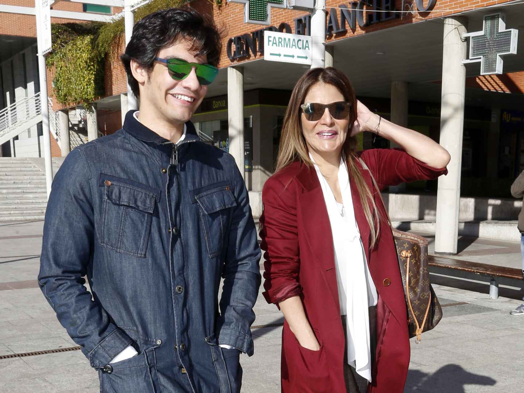 Ivonne Reyes junto a su hijo Alejandro a las puertas de los juzgados de Alcobendas en 2019.