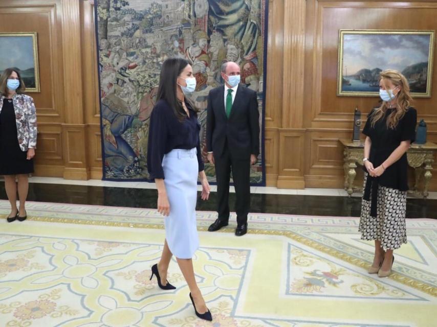 La Reina ha lucido pendientes de Chanel.