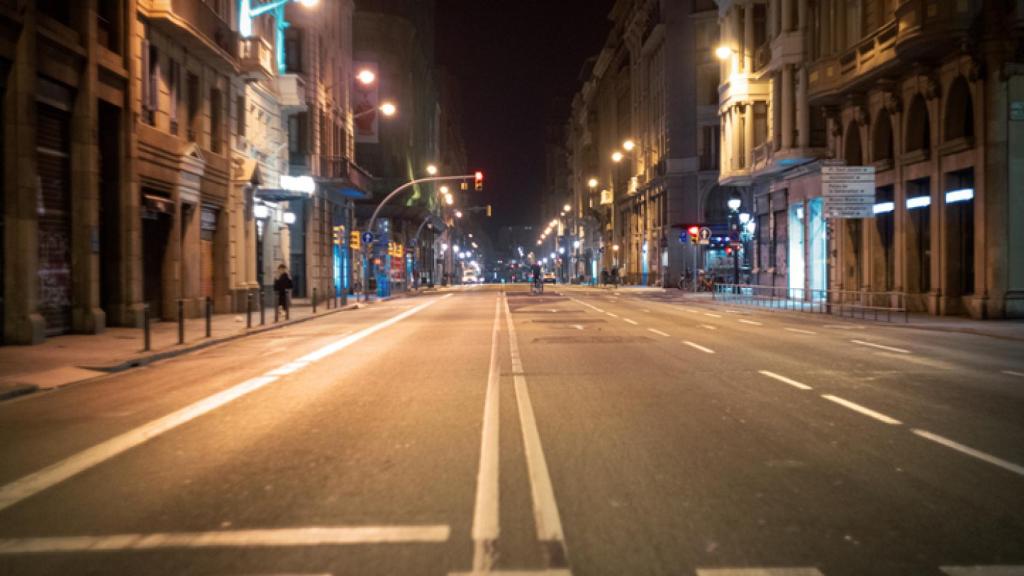Una calle durante el toque de queda.