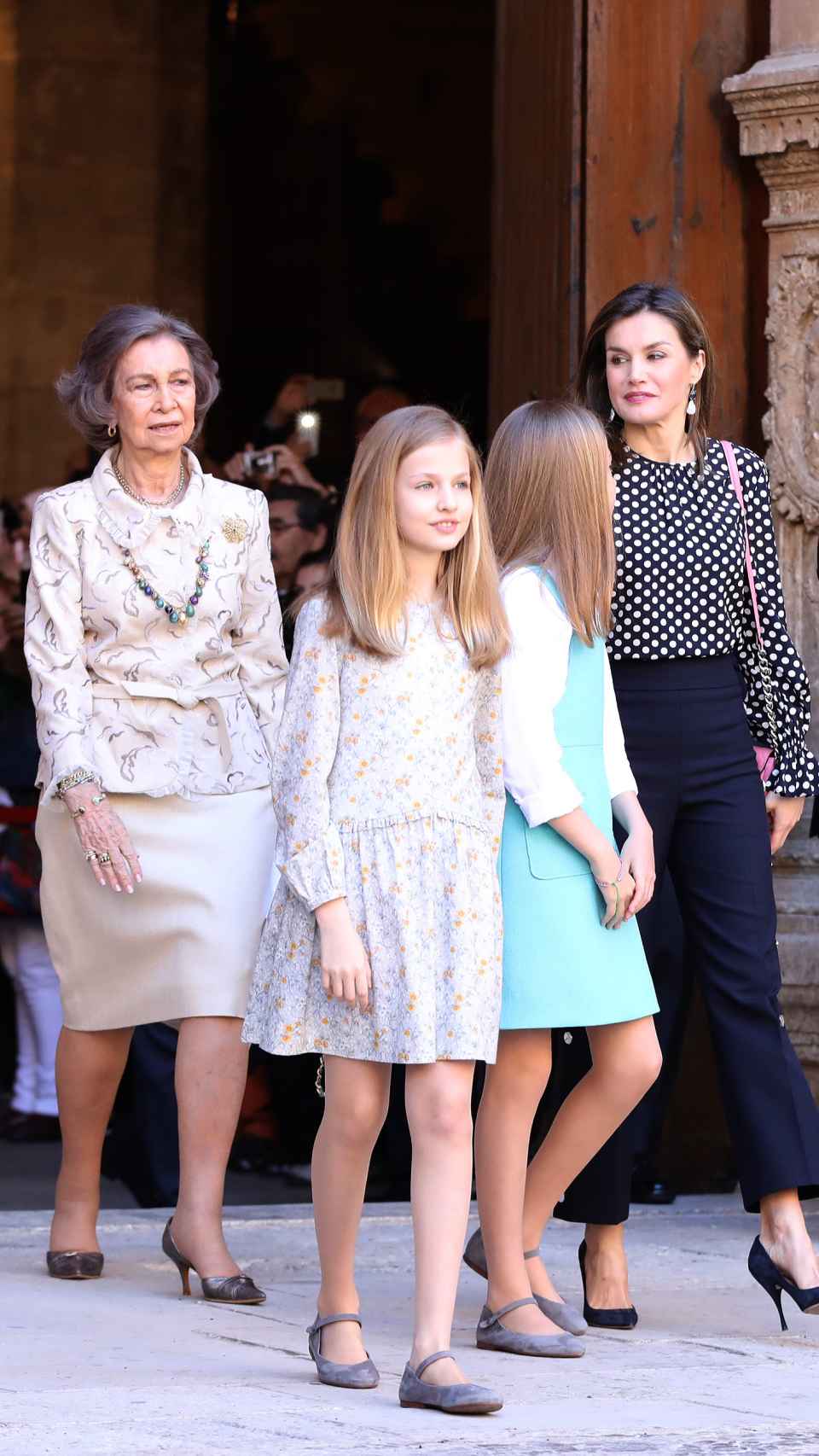 Las reinas Letizia y Sofía junto a las infantas Leonor y Sofía en la catedral de Palma.