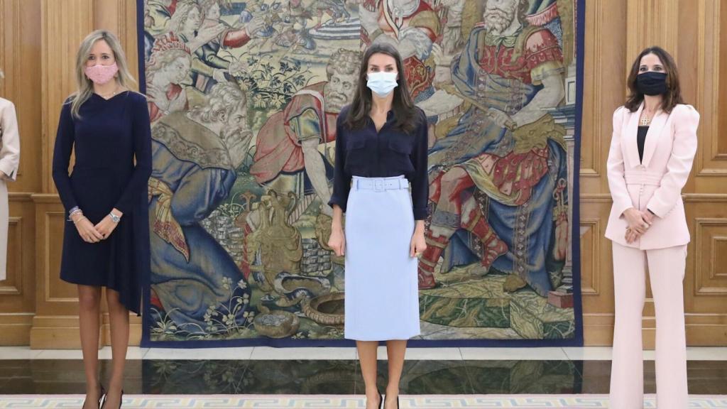 La reina Letizia con falda de Hugo Boss en el palacio de la Zarzuela.