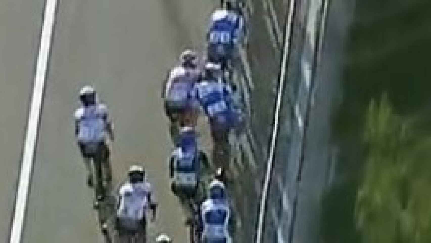 El momento en el que Sam Bennett golpea al corredor del Trek en la etapa 9 de La Vuelta
