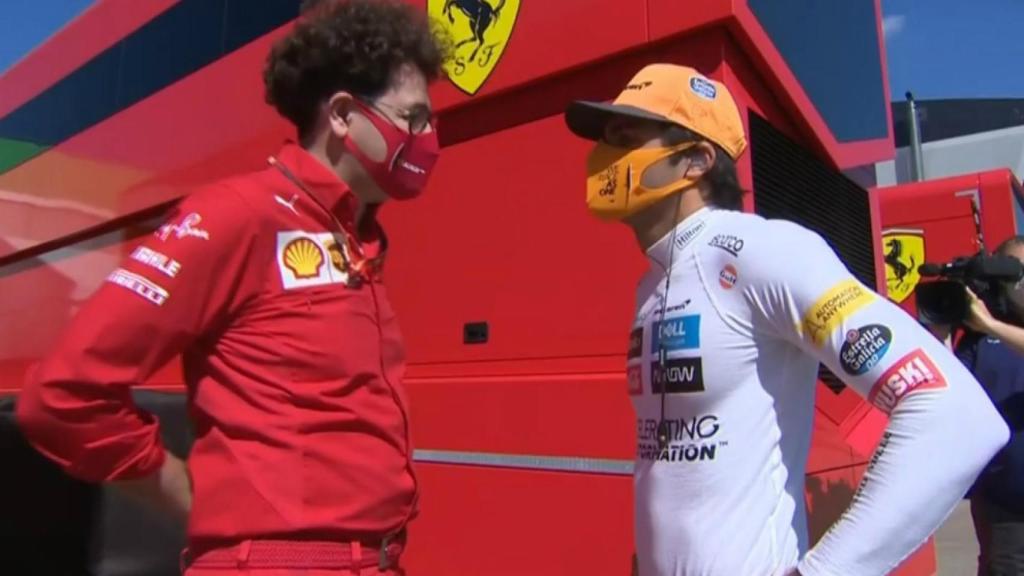 Mattia Binotto y Carlos Sainz, durante un gran premio. Foto: Twitter (@Movistar_F1)