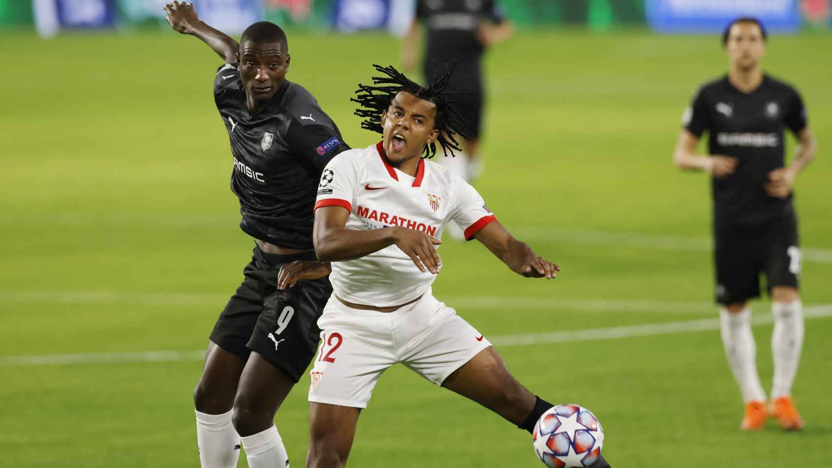 Julen Koundé ante Jordan Siebatcheu, en el Sevilla - Rennes de la Champions League