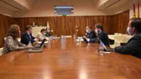 Reunión del consejero de Fomento de Castilla-La Mancha, Nacho Hernando, y el alcalde de Guadalajara, Alberto Rojo, con sus respectivos equipos. Foto: Junta de Comunidades