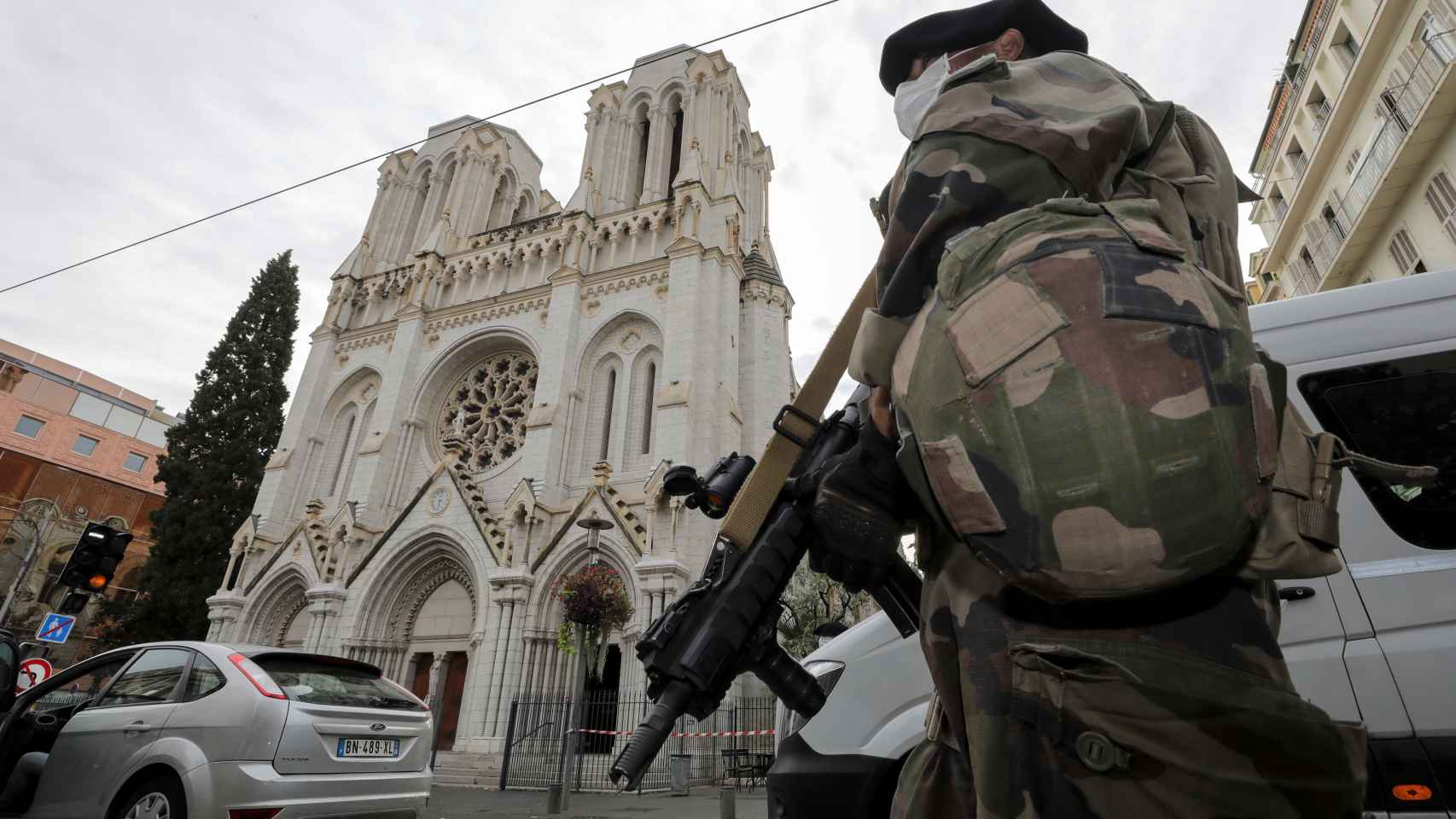 Un militar armado patrulla en torno a la iglesia de Notre-Dame de Niza tras el atentado de este jueves.
