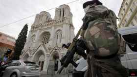 Un militar armado patrulla en torno a la iglesia de Notre-Dame de Niza tras el atentado de este jueves.
