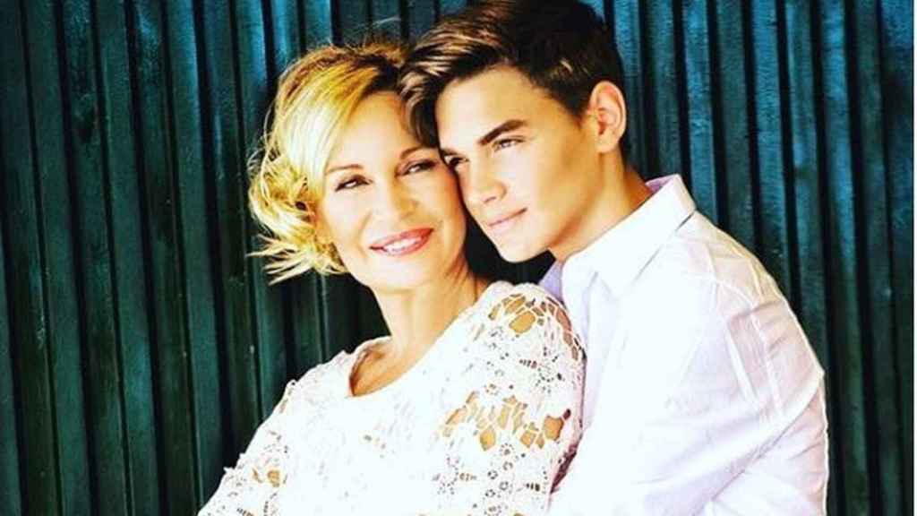 Marlene Mourreau junto a su hijo Gabriel en una imagen de sus redes sociales.