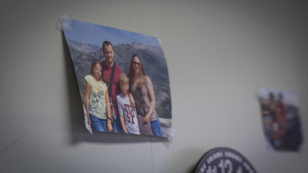 Las fotos de su familia que Emiliano observa desde su cama, en la UCI.