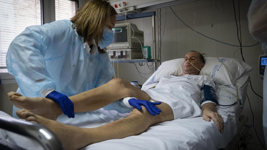 Emiliano haciendo rehabilitación muscular, junto a Prado, una de sus fisios.