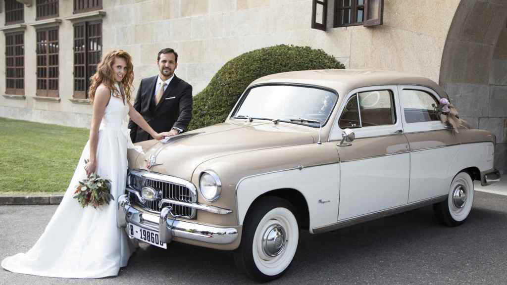María Castro  y José Manuel Villalba, en el día de su boda, junto a un Seat 1400 B.