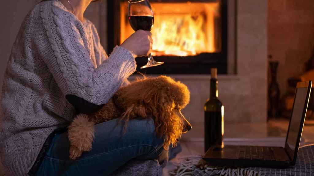 Beber una copa de vino en casa es una recompensa al final de día.