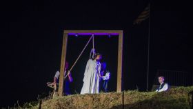 Una chica interpreta a la bruja siendo ejecutada.